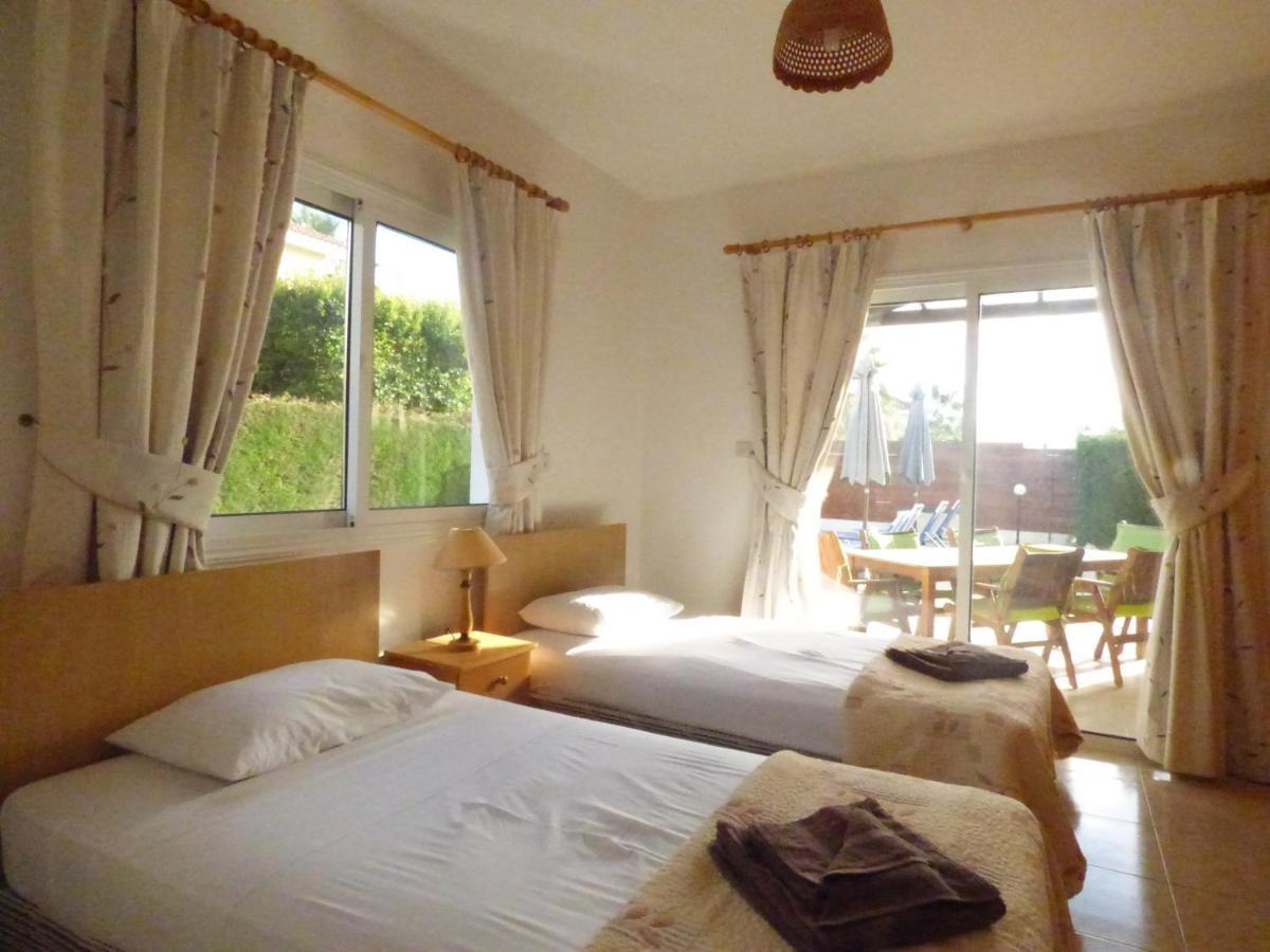 Isabella: Coral Bay Beach, Seaview * Peyia
