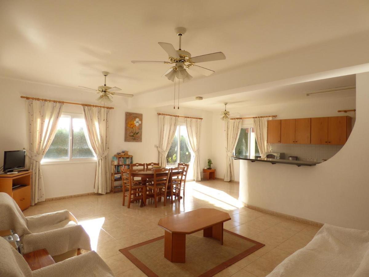 Villa Isabella: Coral Bay Beach, Seaview Peyia