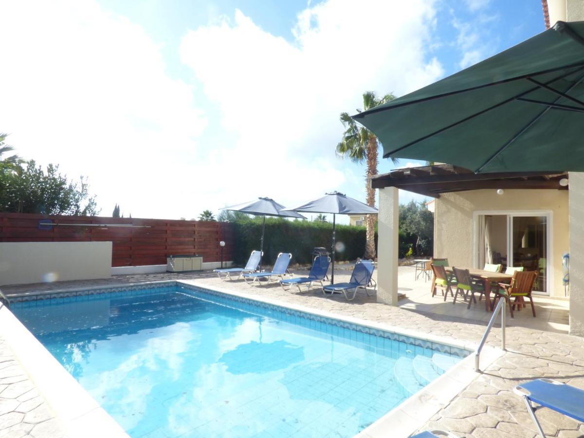Isabella: Coral Bay Beach, Seaview
